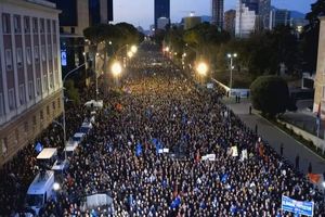 مردم آلبانی در اعتراض به فقر و فساد تظاهرات کردند + فیلم و عکس